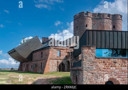 Blick von außen auf Schloss Lichtenberg, mittelalterliche Burg auf der rechten Seite und modernes Arsenal auf der linken Seite, Lichtenberg, Elsass, Frankreich, Europa Stockfoto