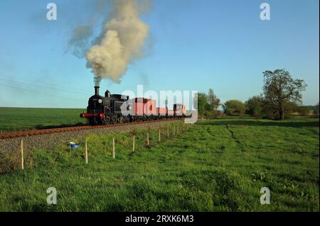 '30053' und ein kurzer Güterzug. Hier in der Nähe der Wittersham Road. Stockfoto