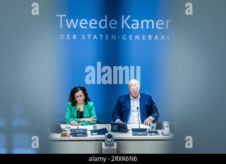 DEN HAAG - der parlamentarische Untersuchungsausschuss, der die Betrugspolitik der Regierung untersucht, unter der Leitung des Vorsitzenden Salima Belhaj (L) während des Verhörs von Mohamed El Bali, Direktor und Eigentümer der Kinderbetreuungsagentur Amira Children (2007 anwesend). Die Untersuchung wurde als Reaktion auf den Kindergeldskandal eingeleitet. ANP REMKO DE WAAL niederlande raus - belgien raus Stockfoto