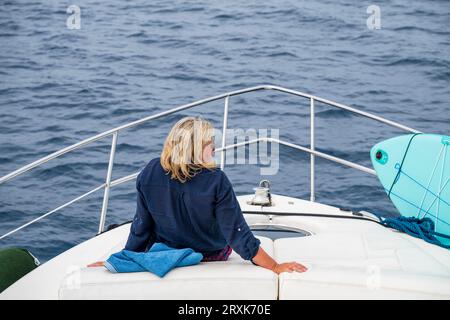 Frauen, die sich auf der Motoryacht entspannen Stockfoto