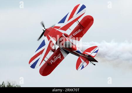 Rich Goodwin in seinem Pitts „S-2S Special“ auf der Cosford Air Show, 2015. Stockfoto