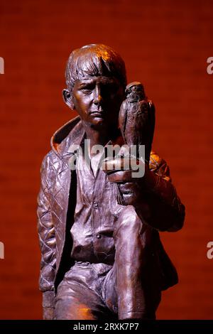 Eine Skulptur Billy Casper aus dem Film „Kes“, die in Barnsley zu Ehren des Drehbuchautors Barry Hines installiert wurde Stockfoto