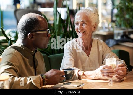 Seniorenpaar, das im Café eine Tasse Kaffee genießt Stockfoto