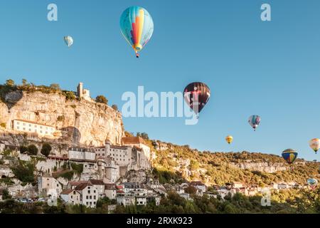 Rocamadour, Frankreich - 24. September 2023: Heißluftballons passieren die mittelalterliche Stadt Rocamadour in der Lot-Region Frankreichs während der Montgolfiades d Stockfoto