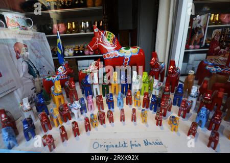 Schwedische Souvenirs werden in einem Souvenirladen in der Altstadt von Malmö, Schweden, ausgestellt. Stockfoto