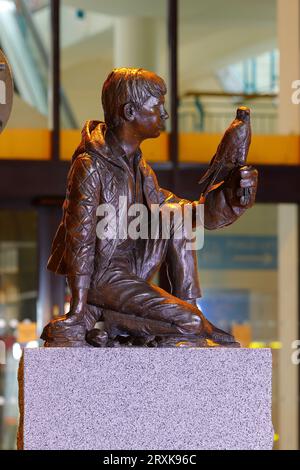 Eine Skulptur Billy Casper aus dem Film „Kes“, die in Barnsley zu Ehren des Drehbuchautors Barry Hines installiert wurde Stockfoto