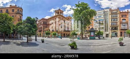 Avenida de la Constitucion Straße mit Edificio Coliseo im Hintergrund, Sevilla, Andalusien, Spanien Stockfoto