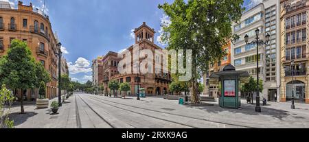 Avenida de la Constitucion Straße mit Edificio Coliseo im Hintergrund, Sevilla, Andalusien, Spanien Stockfoto