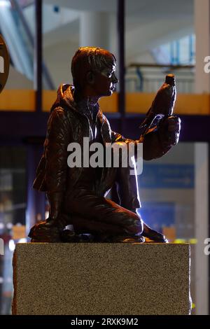 Eine Skulptur Billy Casper aus dem Film „Kes“, die in Barnsley zu Ehren des Drehbuchautors Barry Hines installiert wurde Stockfoto