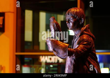 Eine Skulptur Billy Casper aus dem Film „Kes“, die in Barnsley zu Ehren des Drehbuchautors Barry Hines installiert wurde Stockfoto