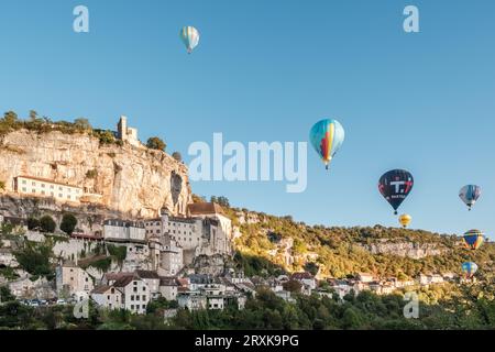 Rocamadour, Frankreich - 24. September 2023: Heißluftballons passieren die mittelalterliche Stadt Rocamadour in der Lot-Region Frankreichs während der Montgolfiades d Stockfoto