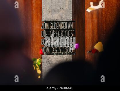 München, Deutschland. September 2023 26. Vor der Gedenkfeier an die Opfer des Oktoberfest-Attentats am Haupteingang des Oktoberfestes auf der Theresienwiese sind Blumen zu sehen. Die Gedenkfeier fand am 43. Jahrestag des Oktoberfest-Attentats 1980 statt. Quelle: Peter Kneffel/dpa/Alamy Live News Stockfoto