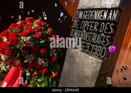 München, Deutschland. September 2023 26. Vor der Gedenkfeier an die Opfer des Oktoberfest-Attentats am Haupteingang des Oktoberfestes auf der Theresienwiese sind Blumen zu sehen. Die Gedenkfeier fand am 43. Jahrestag des Oktoberfest-Attentats 1980 statt. Quelle: Peter Kneffel/dpa/Alamy Live News Stockfoto