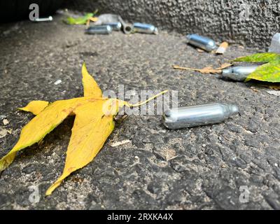 London, Großbritannien. September 2023. Mehrere Gaspatronen liegen auf einer Straße im Londoner Stadtteil Bethnal Green. Quelle: Julia Kilian/dpa/Alamy Live News Stockfoto