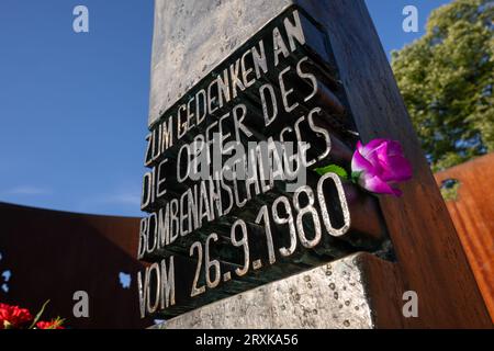 München, Deutschland. September 2023 26. Vor der Gedenkfeier an die Opfer des Oktoberfestmordes am Haupteingang des Oktoberfestes auf der Theresienwiese ist eine Blume zu sehen. Die Gedenkfeier fand am 43. Jahrestag des Oktoberfest-Attentats 1980 statt. Quelle: Peter Kneffel/dpa/Alamy Live News Stockfoto