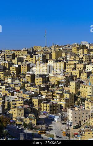 Ein interessantes Beispiel arabischer Stadtplanung, das moderne Amman ist, von der alten Zitadelle von Amman an an einem sonnigen Nachmittag im Winter, Februar 2013 Stockfoto