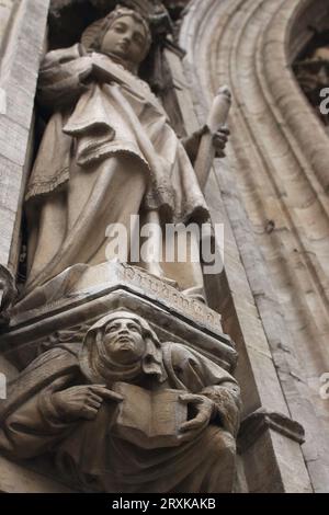 Steinskulptur an der alten Kathedrale in Europa. Gargoyle-Gesicht. Katholische Architektur. Religiöse Statue. Antike Kirche außen. Stockfoto