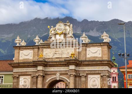 Der Triumphbogen in der österreichischen Stadt Innsbruck. Sie befindet sich am südlichen Ende der heutigen Maria-Theresien-Straße Stockfoto