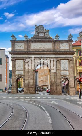 Der Triumphbogen in der österreichischen Stadt Innsbruck. Sie befindet sich am südlichen Ende der heutigen Maria-Theresien-Straße Stockfoto