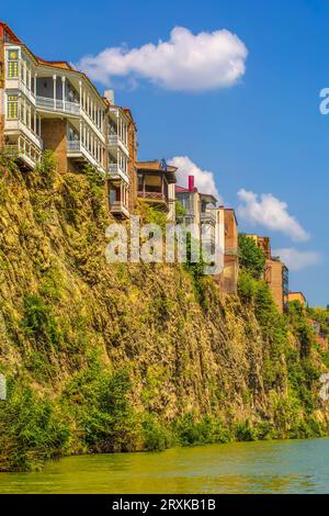 Die Häuser am Rand einer Klippe über dem Fluss Kura. Tiflis, die historische Stadt Stockfoto