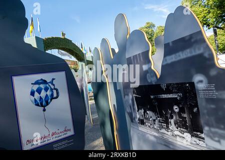 München, Deutschland. September 2023 26. Vor der Gedenkfeier steht vor dem Haupteingang des Oktoberfestes auf der Theresienwiese die Gedenkstätte für die Opfer des Oktoberfestmordes. Die Gedenkfeier fand am 43. Jahrestag des Oktoberfest-Attentats 1980 statt. Quelle: Peter Kneffel/dpa/Alamy Live News Stockfoto