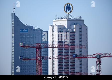 Leipzig, Deutschland. September 2023 26. Vier Baukräne stehen vor Leipzigs Kulisse von City-Hochhaus (l) und Wintergartenhochhaus. Quelle: Jan Woitas/dpa/Alamy Live News Stockfoto