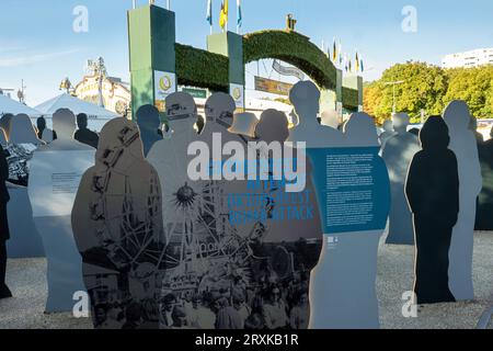 München, Deutschland. September 2023 26. Vor der Gedenkfeier steht vor dem Haupteingang des Oktoberfestes auf der Theresienwiese die Gedenkstätte für die Opfer des Oktoberfestmordes. Die Gedenkfeier fand am 43. Jahrestag des Oktoberfest-Attentats 1980 statt. Quelle: Peter Kneffel/dpa/Alamy Live News Stockfoto