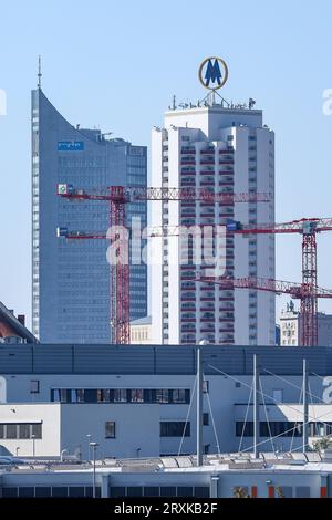 Leipzig, Deutschland. September 2023 26. Vier Baukräne stehen vor Leipzigs Kulisse von City-Hochhaus (l) und Wintergartenhochhaus. Quelle: Jan Woitas/dpa/Alamy Live News Stockfoto