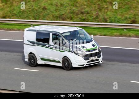 2015 Grün weiß RS Edition Ford Transit Custom 310 Eco-Tech TDCi 100 L1H1 SWB LCV Panel Van Diesel 2198 ccm; Fahrt mit Höchstgeschwindigkeit auf der Autobahn M6 im Großraum Manchester, Großbritannien Stockfoto