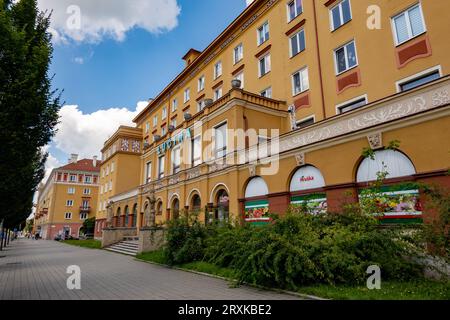 HAVIROV, TSCHECHISCHE REPUBLIK - 10. AUGUST 2023: Lucina-Gebäude im Zentrum der Stadt Havirov im sorelaartigen Stil in perspektivischer Sicht Stockfoto