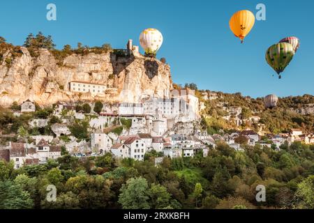 Rocamadour, Frankreich - 24. September 2023: Heißluftballons passieren das mittelalterliche Schloss Rocamadour in der Lot-Region Frankreichs während des Montgol Stockfoto