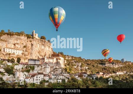 Rocamadour, Frankreich - 24. September 2023: Heißluftballons passieren das mittelalterliche Schloss Rocamadour in der Lot-Region Frankreichs während der Montgolfiade Stockfoto