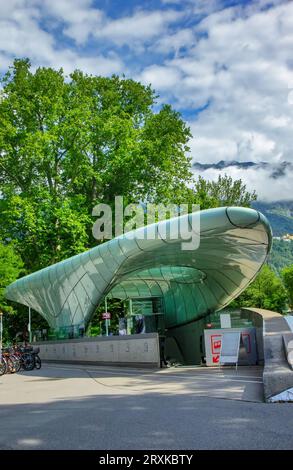 Die Hungerburgbahn ist eine hybride Standseilbahn in Innsbruck Stockfoto