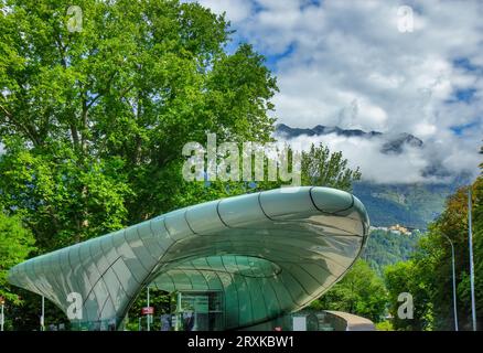 Die Hungerburgbahn ist eine hybride Standseilbahn in Innsbruck Stockfoto