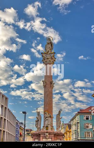 St. Anne's Column steht im Stadtzentrum von Innsbruck an der Maria-Theresien-Straße - Österreich Stockfoto