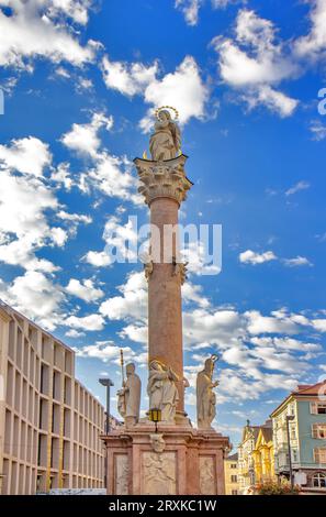 St. Anne's Column steht im Stadtzentrum von Innsbruck an der Maria-Theresien-Straße - Österreich Stockfoto