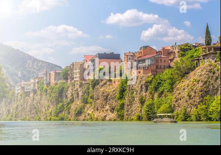 Die Häuser am Rand einer Klippe über dem Fluss Kura. Tiflis, die historische Stadt Stockfoto