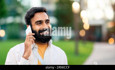 Außenporträt Eines Indischen Mannes, Der Telefonisch Anruft Und Spricht Stockfoto