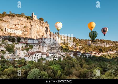 Rocamadour, Frankreich - 24. September 2023: Heißluftballons passieren die mittelalterliche Stadt Rocamadour in der Lot-Region Frankreichs während der Montgolfiades d Stockfoto