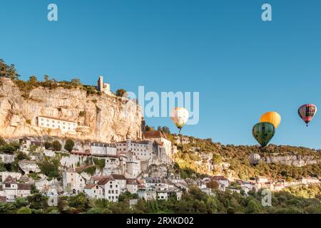 Rocamadour, Frankreich - 24. September 2023: Heißluftballons passieren die mittelalterliche Stadt Rocamadour in der Lot-Region Frankreichs während der Montgolfiades d Stockfoto