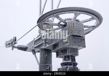 Alte gefrorene Seilbahn im Winter mit Eis bedeckt Stockfoto