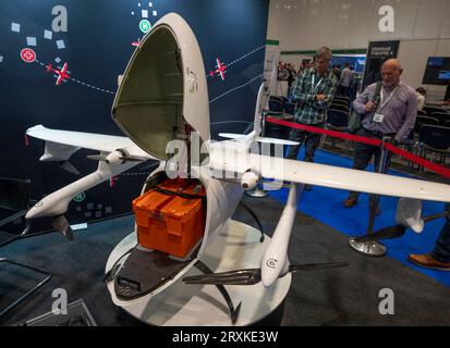 Excel, London, Großbritannien. September 2023 26. Auf der Excel wird eine führende britische Veranstaltung für Rotorcraft eröffnet, die Helitech, Drone X und Advanced Airmobility Expo umfasst. Die Drohnentechnologie dominiert die Ausstellung, wobei der Schwerpunkt auf den Möglichkeiten zum Tragen von Fracht liegt. Quelle: Malcolm Park/Alamy Live News Stockfoto