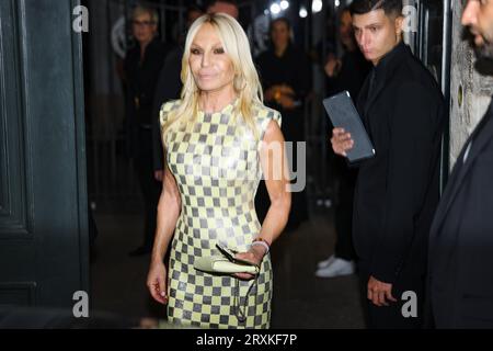 Mailand, Italien. September 2023. Donatella Versace nimmt am 22. September 2023 an dem Versace Gala Dinner während der Milan Fashion Week Womenswear Spring/Summer 2024 in Mailand Teil (Foto: Alessandro Bremec/NurPhoto) Credit: NurPhoto SRL/Alamy Live News Stockfoto