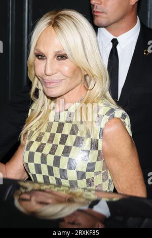 Mailand, Italien. September 2023. Donatella Versace nimmt am 22. September 2023 an dem Versace Gala Dinner während der Milan Fashion Week Womenswear Spring/Summer 2024 in Mailand Teil (Foto: Alessandro Bremec/NurPhoto) Credit: NurPhoto SRL/Alamy Live News Stockfoto