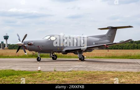 Pilatus PC-12 Turboprop-Flugzeug der finnischen Luftwaffe auf dem Volkel Air Base. Volkel, Niederlande - 14. Juni 2013 Stockfoto