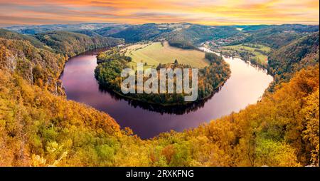 Die Wölbung der Moldau in Form eines Hufeisens. Tschechischer Name - "Solenicka podkova". Tschechien. Stockfoto