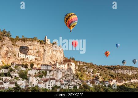 Rocamadour, Frankreich - 24. September 2023: Heißluftballons passieren die mittelalterliche Stadt Rocamadour in der Lot-Region Frankreichs während der Montgolfiades d Stockfoto