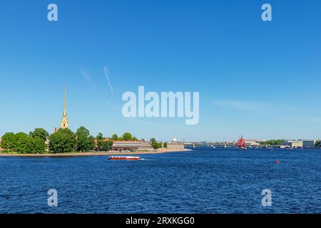 Blick auf die Newa und die Peter-und-Paul-Festung. St. Petersburg, Russland - 2. Juni 2021. Stockfoto