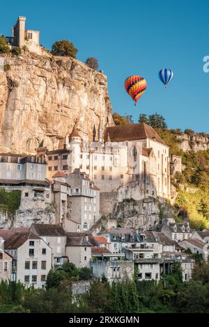 Rocamadour, Frankreich - 24. September 2023: Heißluftballons passieren die mittelalterliche Stadt Rocamadour in der Lot-Region Frankreichs während der Montgolfiades d Stockfoto