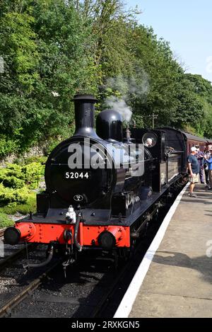 Die Passagiere sammeln sich um die L&Y-Klasse 25 0-6-0 2F-Lokomotive Nr. 52044 am Bahnhof Oxenhope der Keighley & Worth Valley Railway. Stockfoto